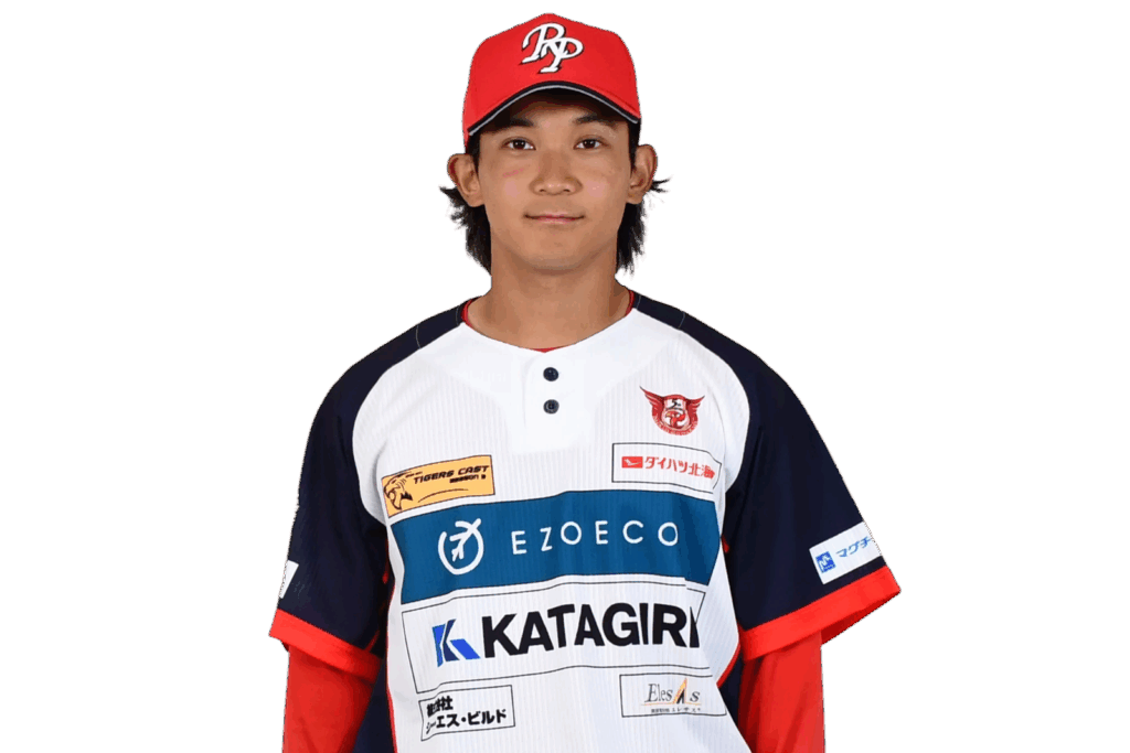 背番号5の満保　一平選手がユニフォーム姿で正面を向いている